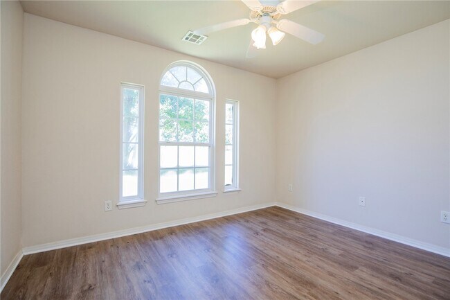 Building Photo - 610 Maplewood Dr