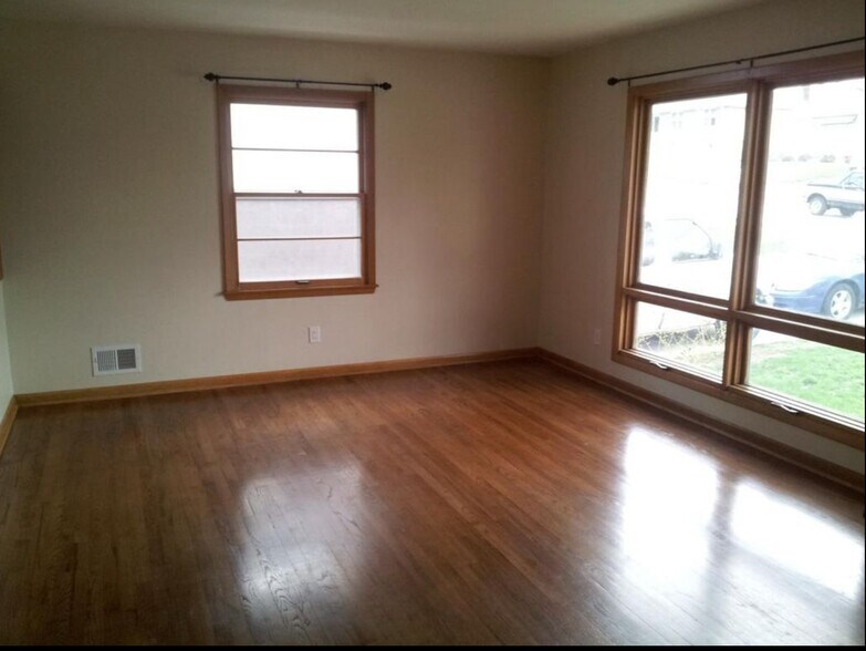 Building Photo - 2616 S 48th Ave