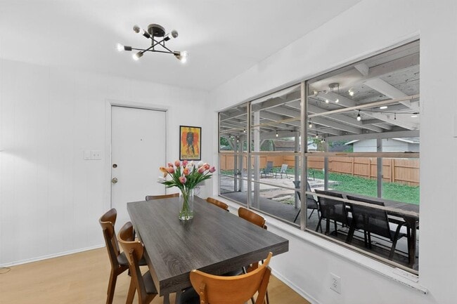 Building Photo - 9807 Dallum Dr