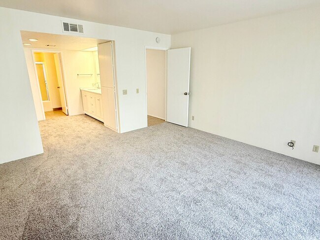 Building Photo - Freshly Updated 2-Bedroom Condo In The Mes...