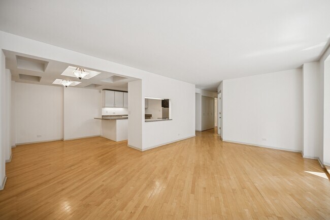 Building Photo - 40 E Delaware Pl