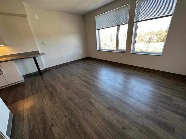 Building Photo - 409 Elm St