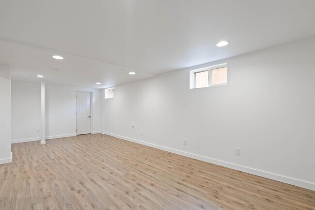 Building Photo - Unique, spacious 4-bdrm/3-bath Craftsman w/ lots of character. Bonus room, near Alberta District!