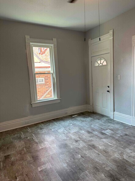 Building Photo - 307 Loucks Ave