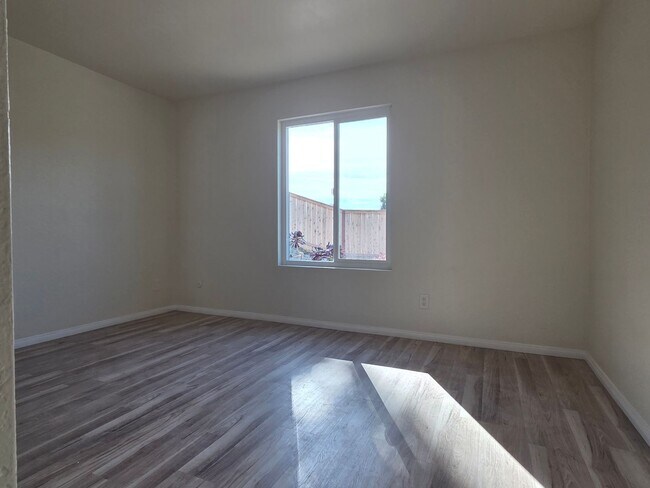 Building Photo - Private But Close to Everything in Oceanside!