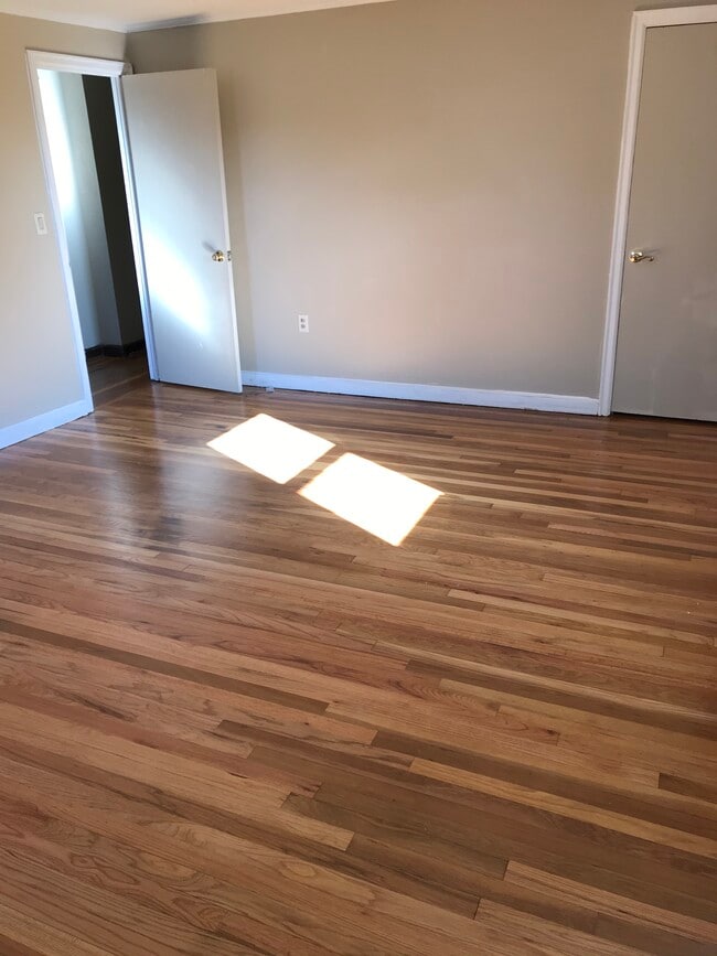 Building Photo - 102 Elaine Rd