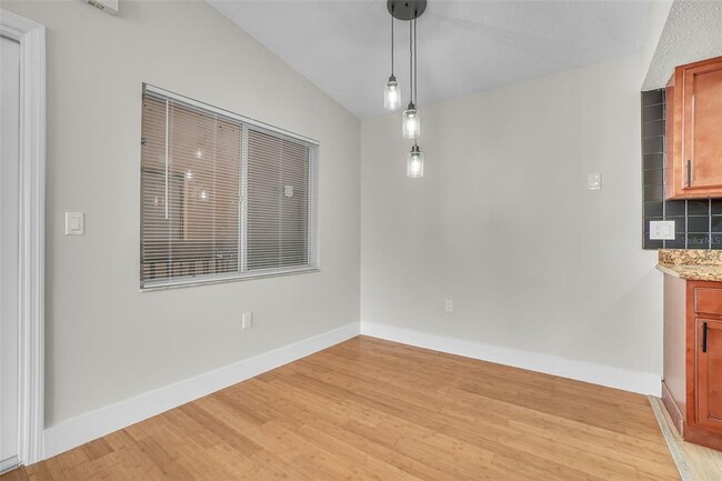 Building Photo - 5235 Vineland Rd