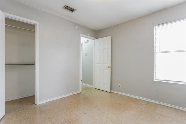 Building Photo - 6801 Stonleigh Pl