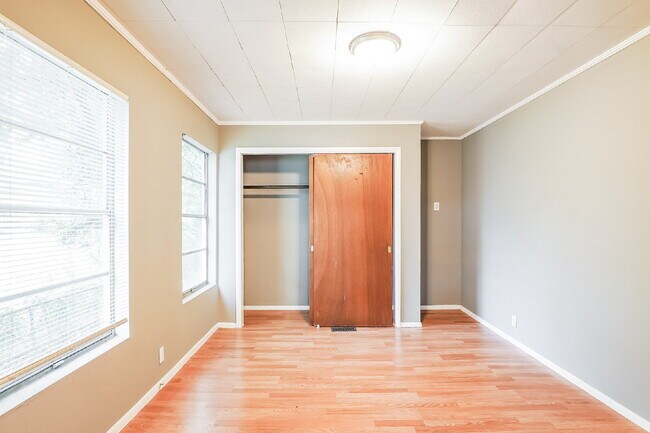 Building Photo - ***** ONE MONTH FREE RENT *****  Recently Remodeled Clean Home for Immediate Move-In Voucher Frie...