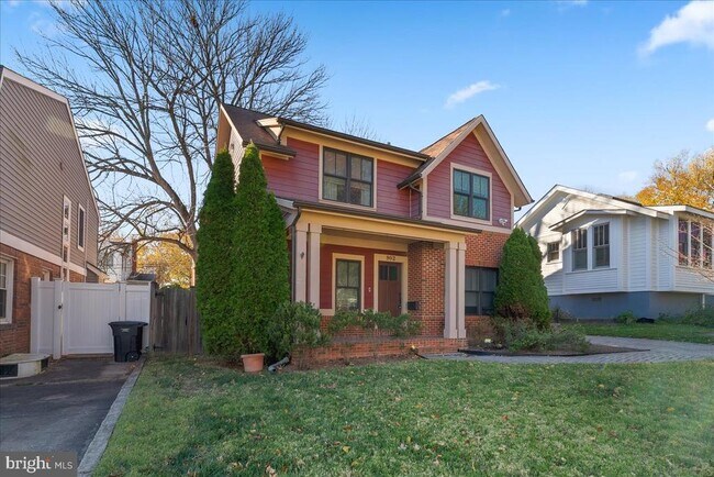 Building Photo - 902 Ramsey St