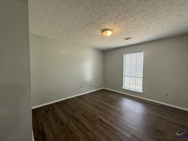 Building Photo - 107 Turtle Creek Dr