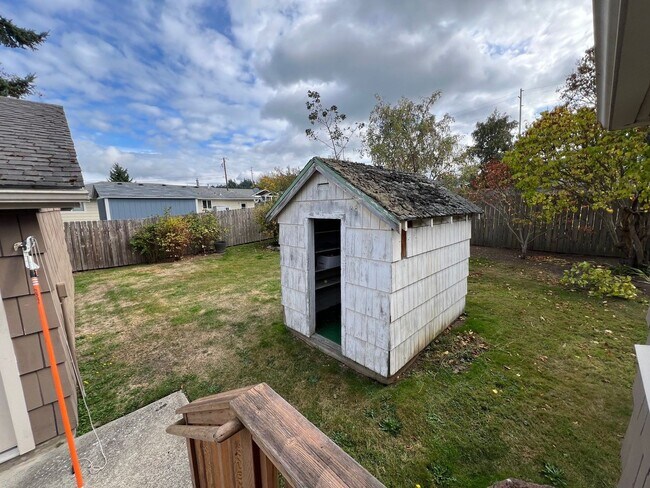 Building Photo - 4005 L Ave
