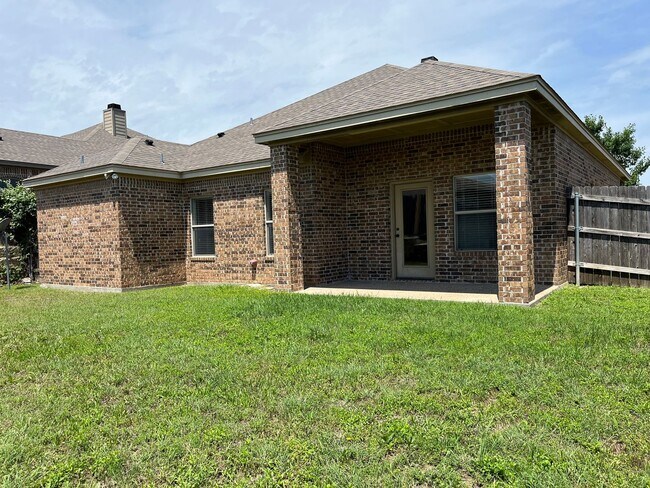 Building Photo - Single Family Home:  4 bedroom, 2 bath