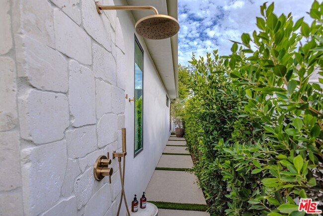 Building Photo - 4703 Saloma Ave