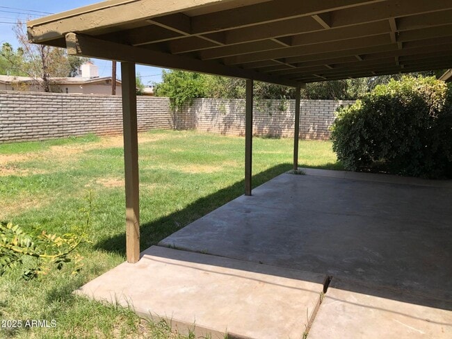 Building Photo - 718 E Granada Dr