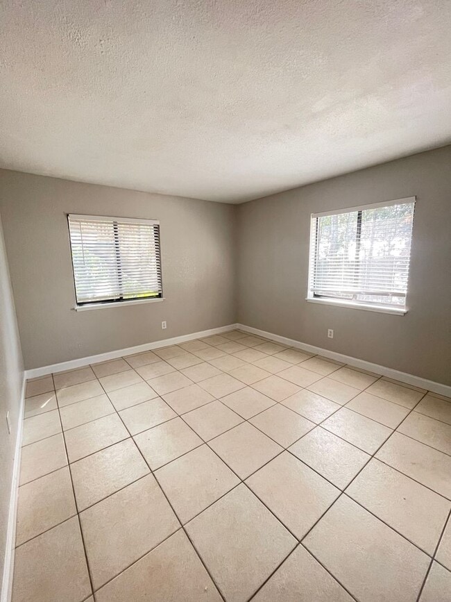 Building Photo - Amazing 4 BR 3 BA Altamonte home with Cons...