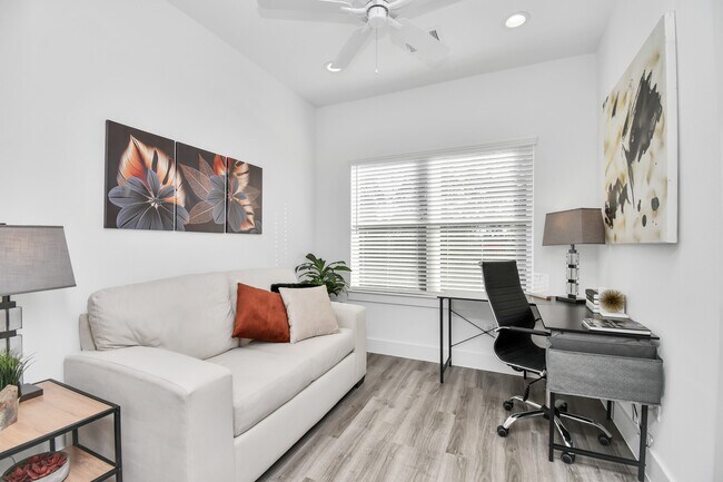 Building Photo - 2008 Laverne Holw Ln