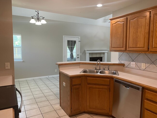 Building Photo - Spacious 4-bedroom home offers an easy com...