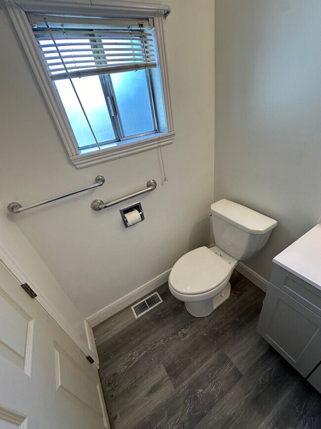 Building Photo - Cozy Price Rental