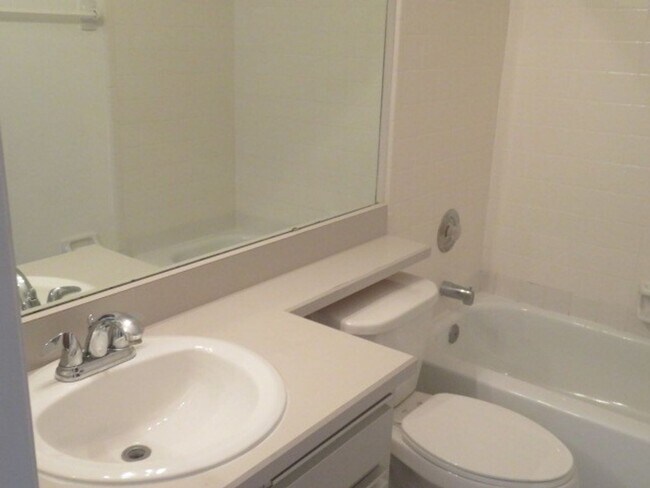 Building Photo - OVIEDO 3BR 2BA home in Alafaya Woods! Fenc...