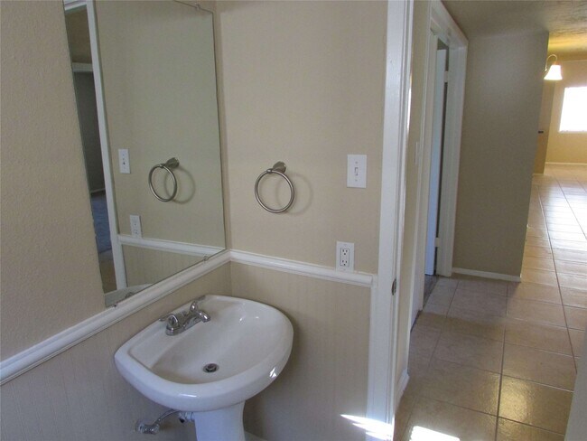 Building Photo - 623 Old Colony Dr