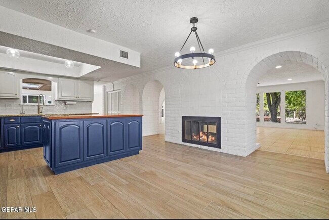 Building Photo - 5233 White Oak Dr