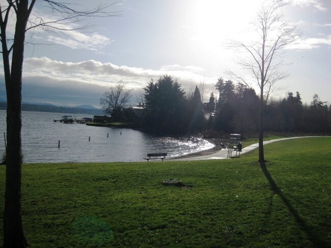 Building Photo - One Block to Lake Washington, Available Aug 1st