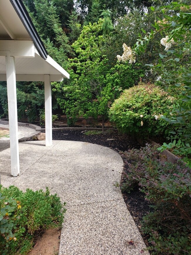 Building Photo - Beautifully Updated Single Level