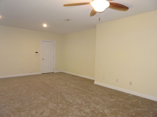 Building Photo - 4 Bedroom 3.5 bathroom Rental Home in Ford...