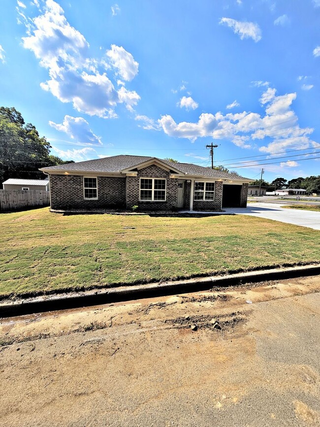 Building Photo - House for Rent - Hartselle - Brand New