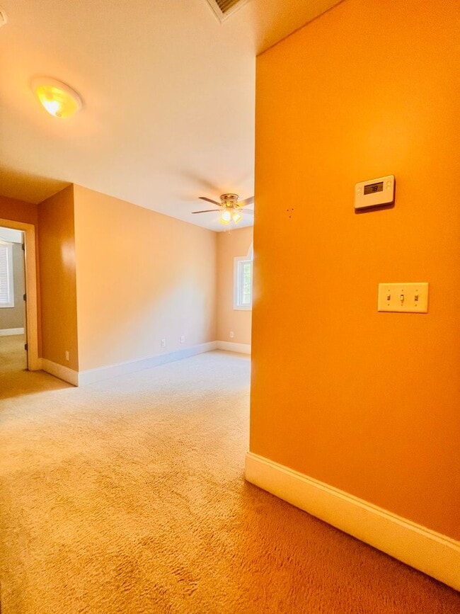Building Photo - Tucked Away 3 Bedroom Gem on Private Road ...
