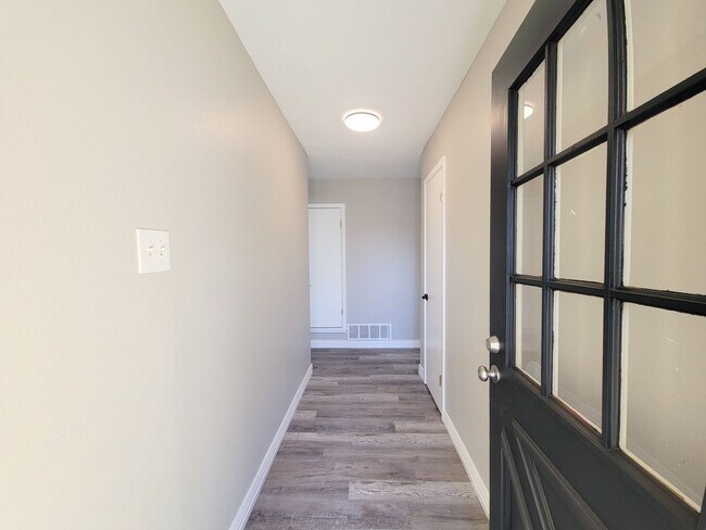 Building Photo - 309 Iowa St