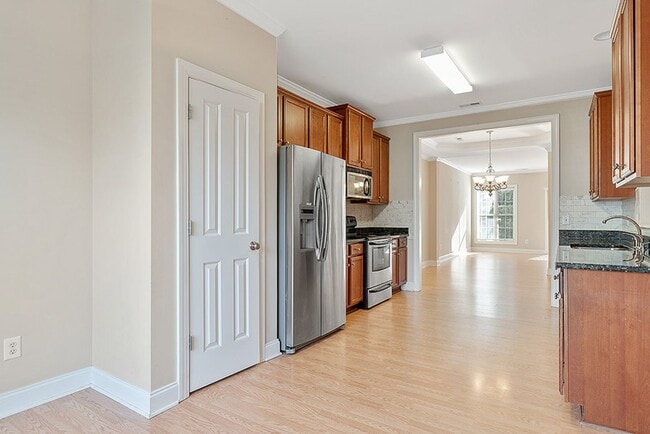 Building Photo - 3 Bed, 2.5 Bath Townhome in the heart of D...