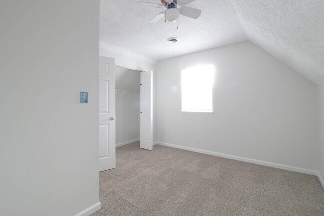 Building Photo - 606 Artic Ave
