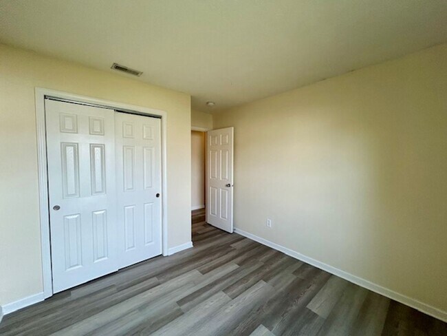 Building Photo - Beautiful 4 bedroom 2.5 bath 2 story home ...