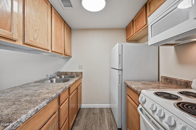 Building Photo - 3141 E Cypress St