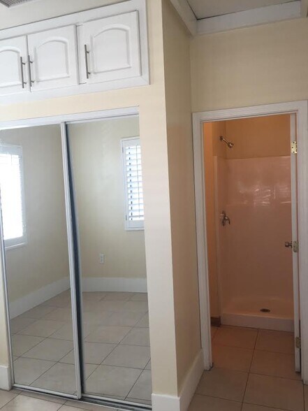 Building Photo - 8235 San Fernando Rd