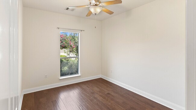 Building Photo - 3 Bedroom House in Gated Community with Community Pool