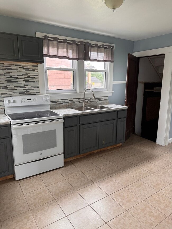 Building Photo - 1139 Wallis- 3 bed/1 bath home for rent