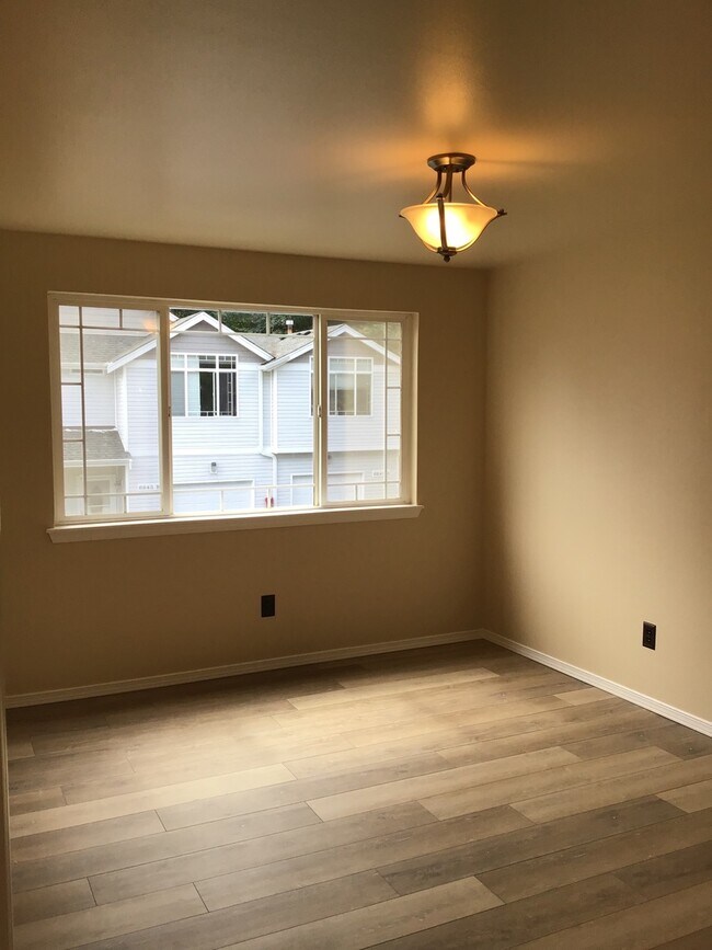Building Photo - 2 Bed 2.5 Bath Townhouse with Lake access