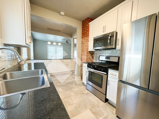 Building Photo - Must See 3 Bedroom/3 Bathroom Home near Ed...