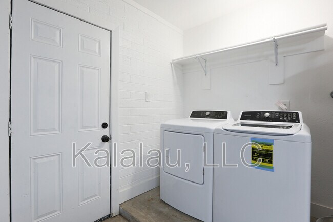 Building Photo - 1817 E Alameda Dr