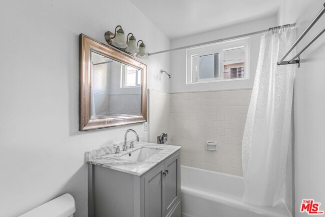 Building Photo - 1248 Barry Ave