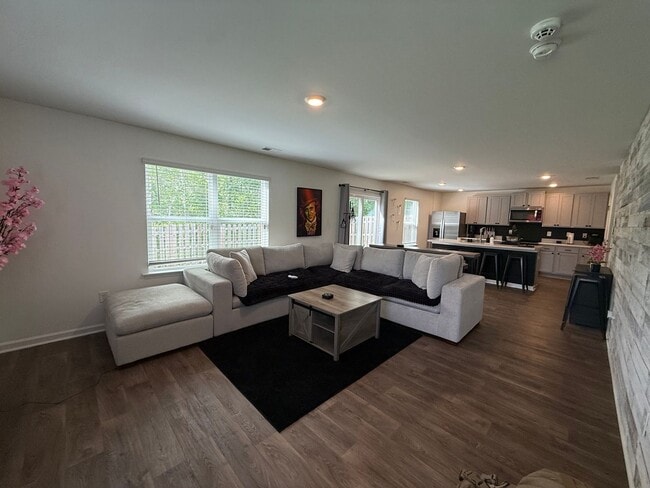 Building Photo - Fully Furnished - Move in Ready - Less than 12 month lease in SNEADS FERRY