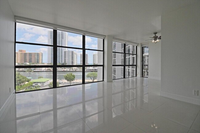 Building Photo - 800 Parkview Dr