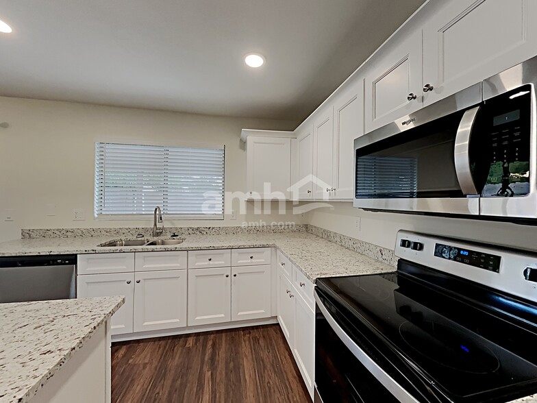 Building Photo - 10383 W Dana Ln