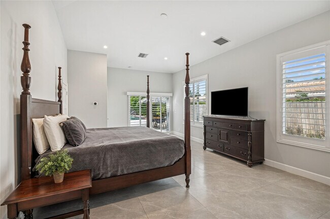 Building Photo - 2657 NE 26th St