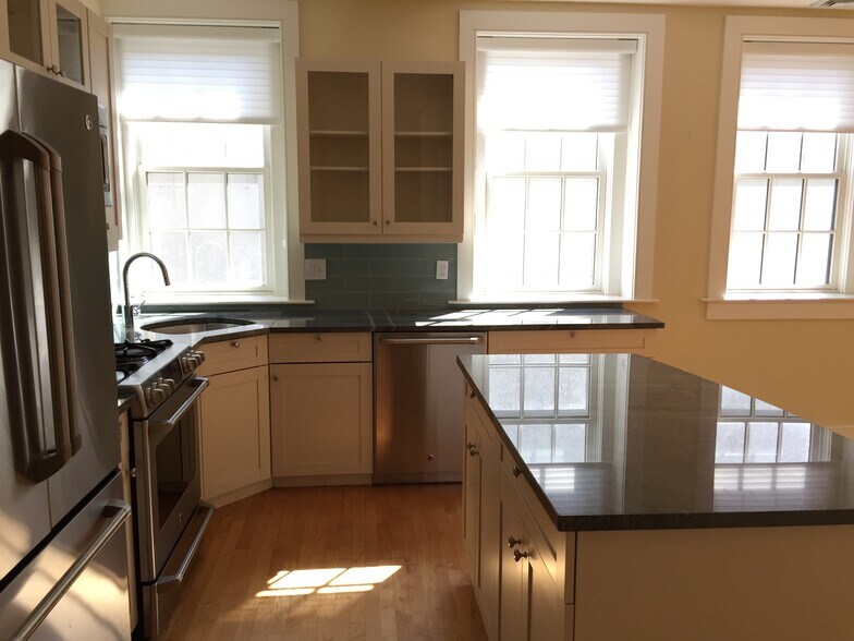 Building Photo - 75 Hamilton St