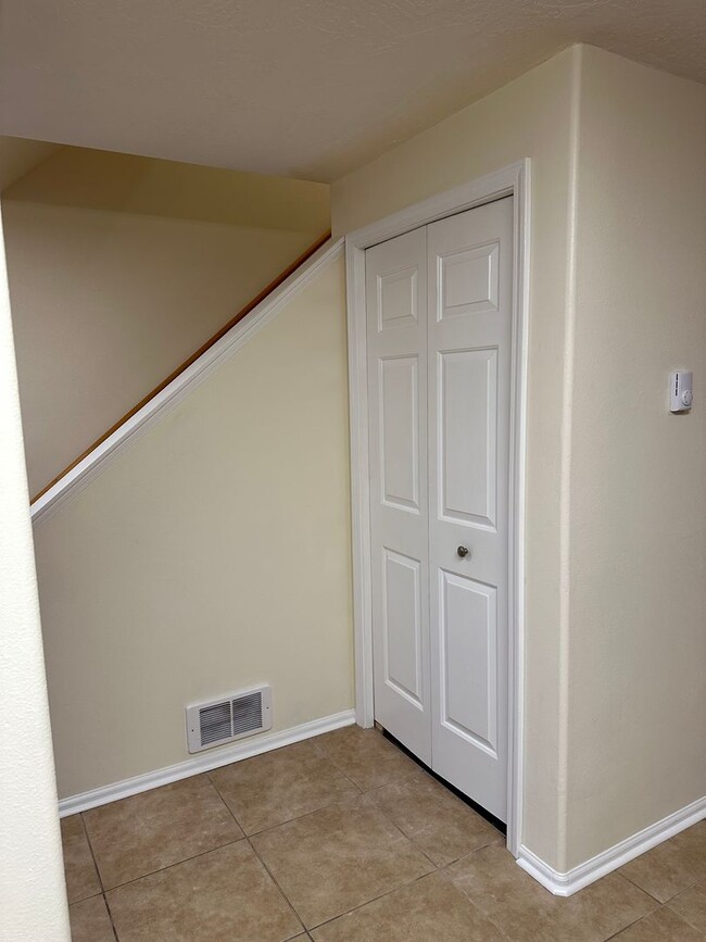 Building Photo - Beautifully updated townhouse in Eugene! (...