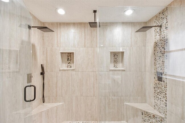 Building Photo - 2910 Colonial Dr
